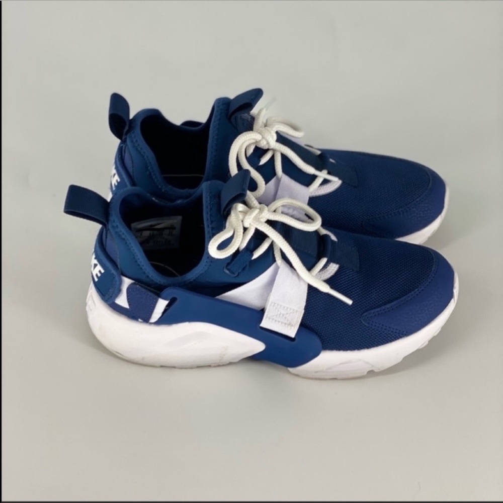 Women's Nike Air Huarache City Low Shoes Size 8
Navy Blue/White